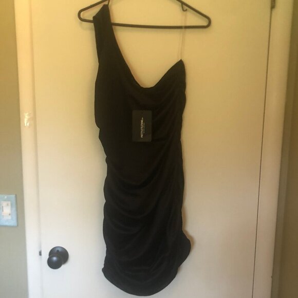 NWT Pretty LIttle Thing one shoulder ruched black dress sz 10 - Picture 2 of 9